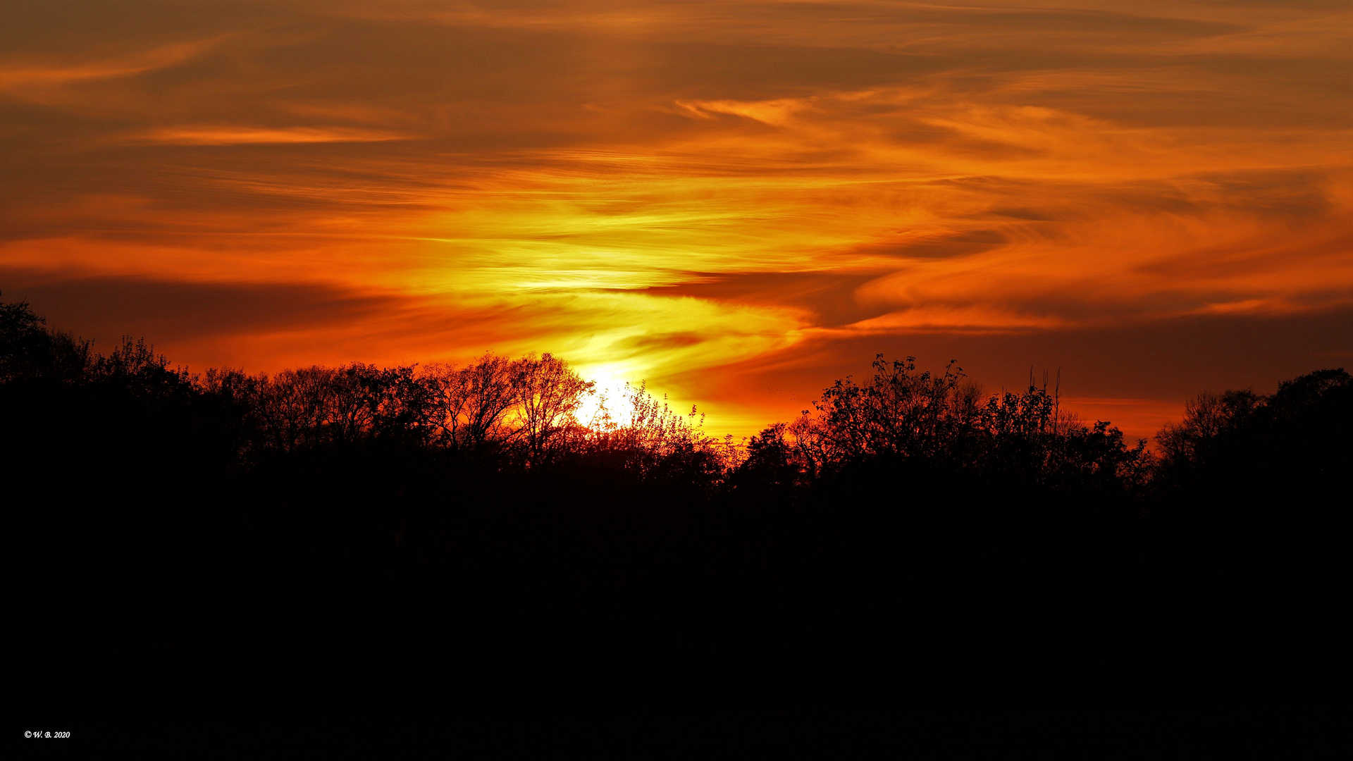 Der Himmel brennt .