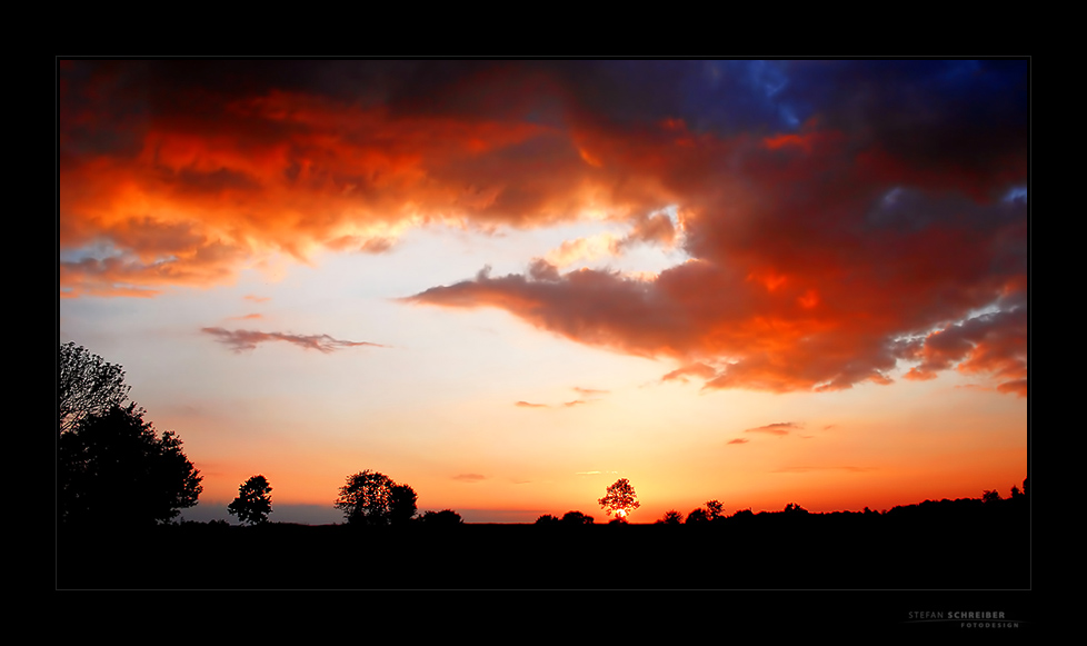 [ DER HIMMEL BRENNT ... ]