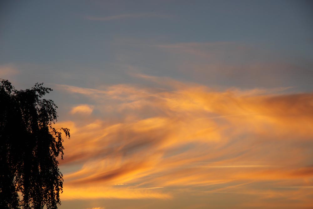 der Himmel brennt, die wolken ziehen