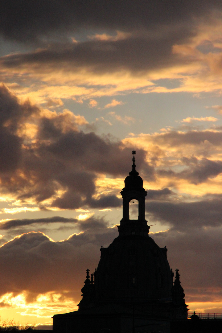 der Himmel brennt; hinter der Frauenkirche