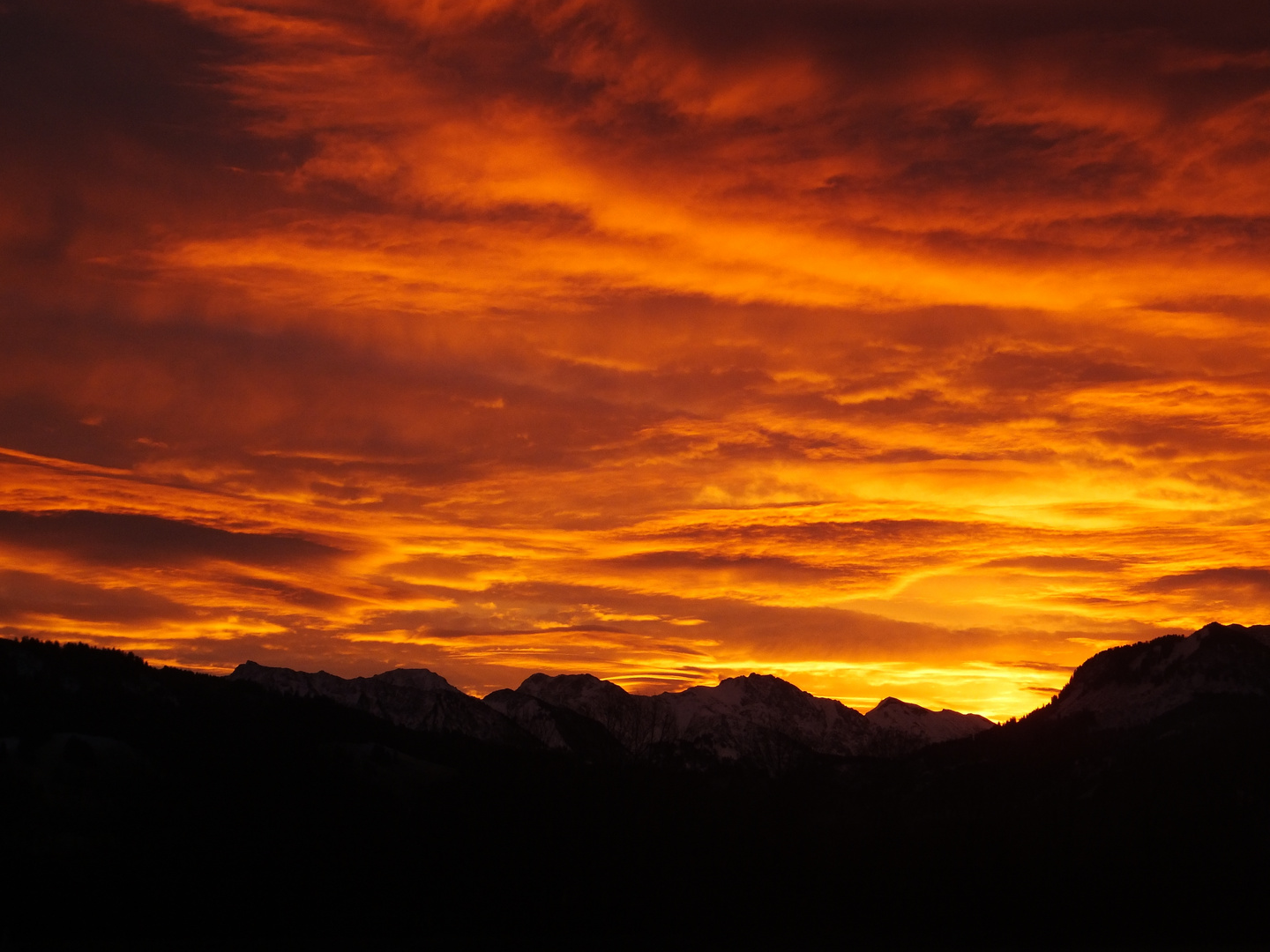 Der Himmel brennt, Sonnenaufgang in den Winterbergen