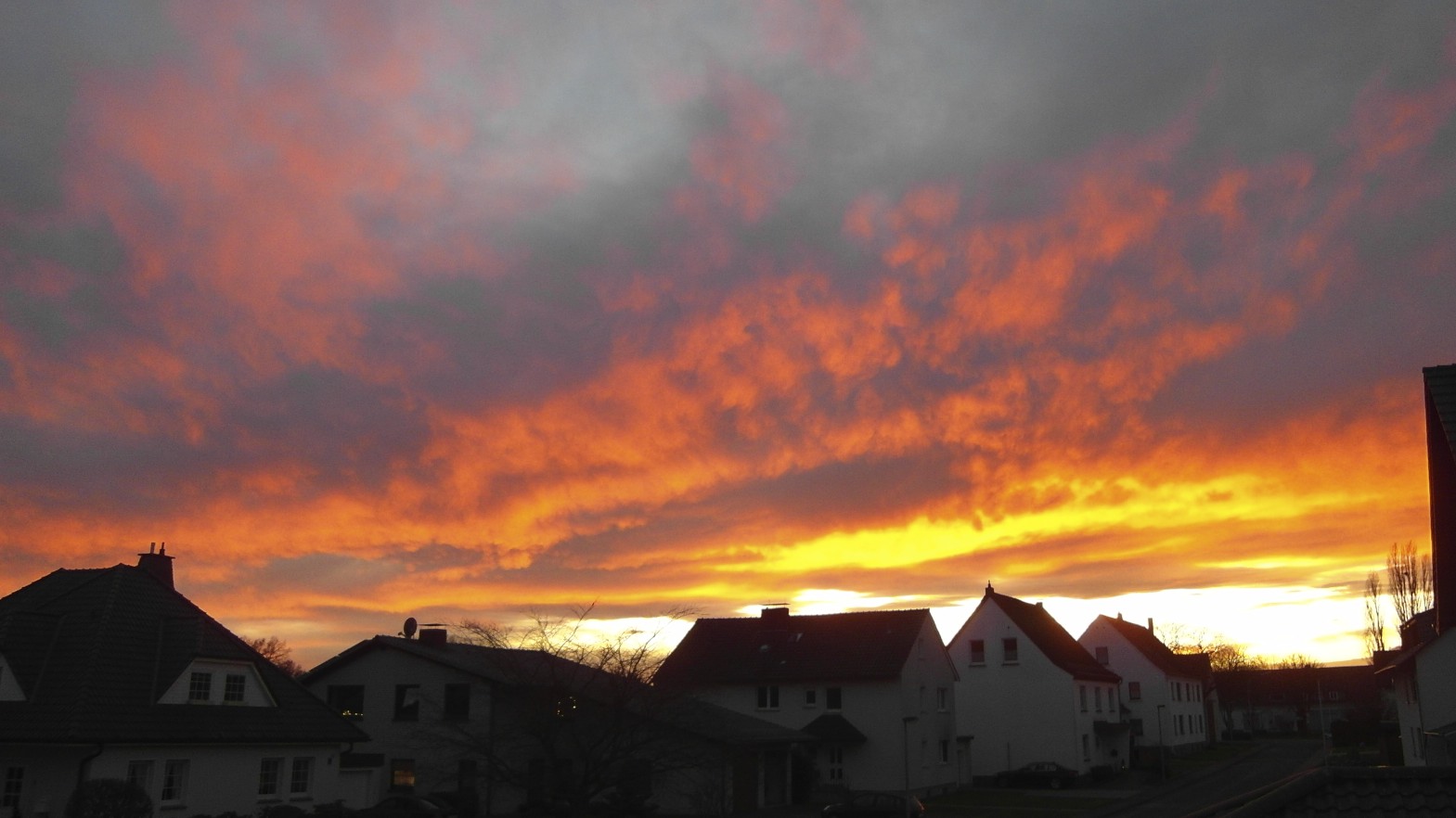 Der Himmel "brennt" über Borgentreich