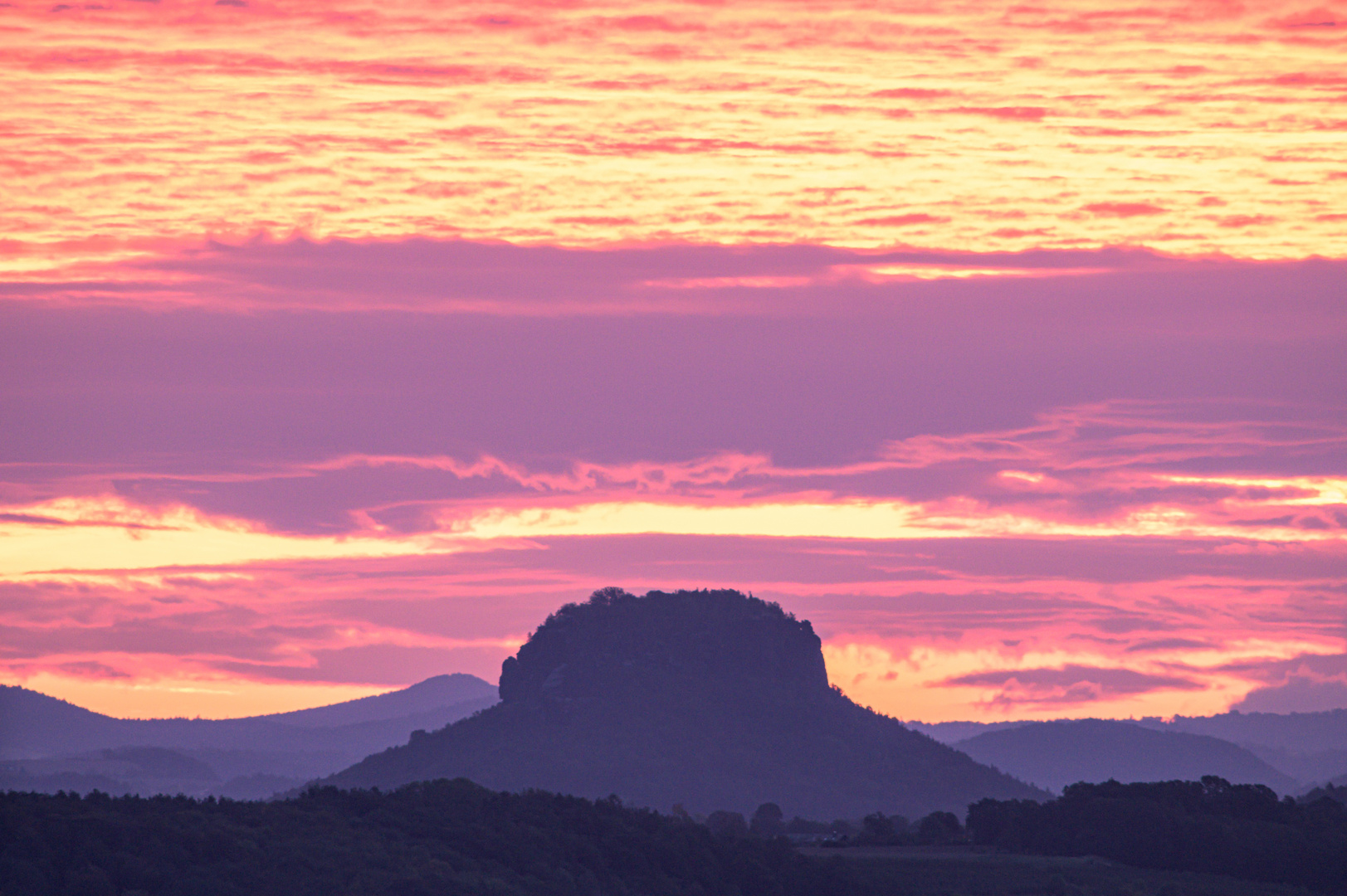 Der Himmel brennt über dem Lilienstein