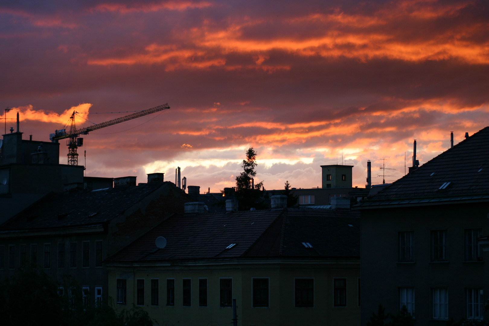 Der Himmel brennt über den Dächern von Wien!!