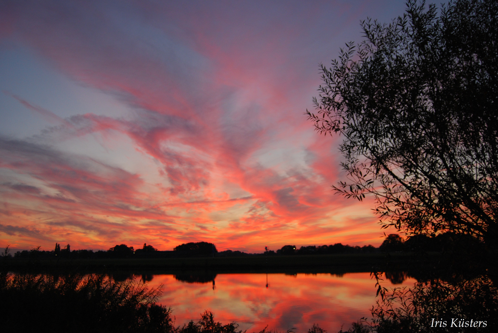 Der Himmel brennt über der Maas