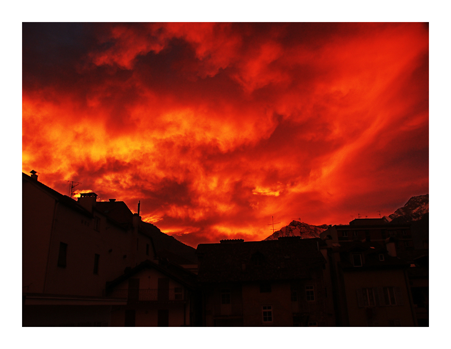 Der Himmel brennt über Meran