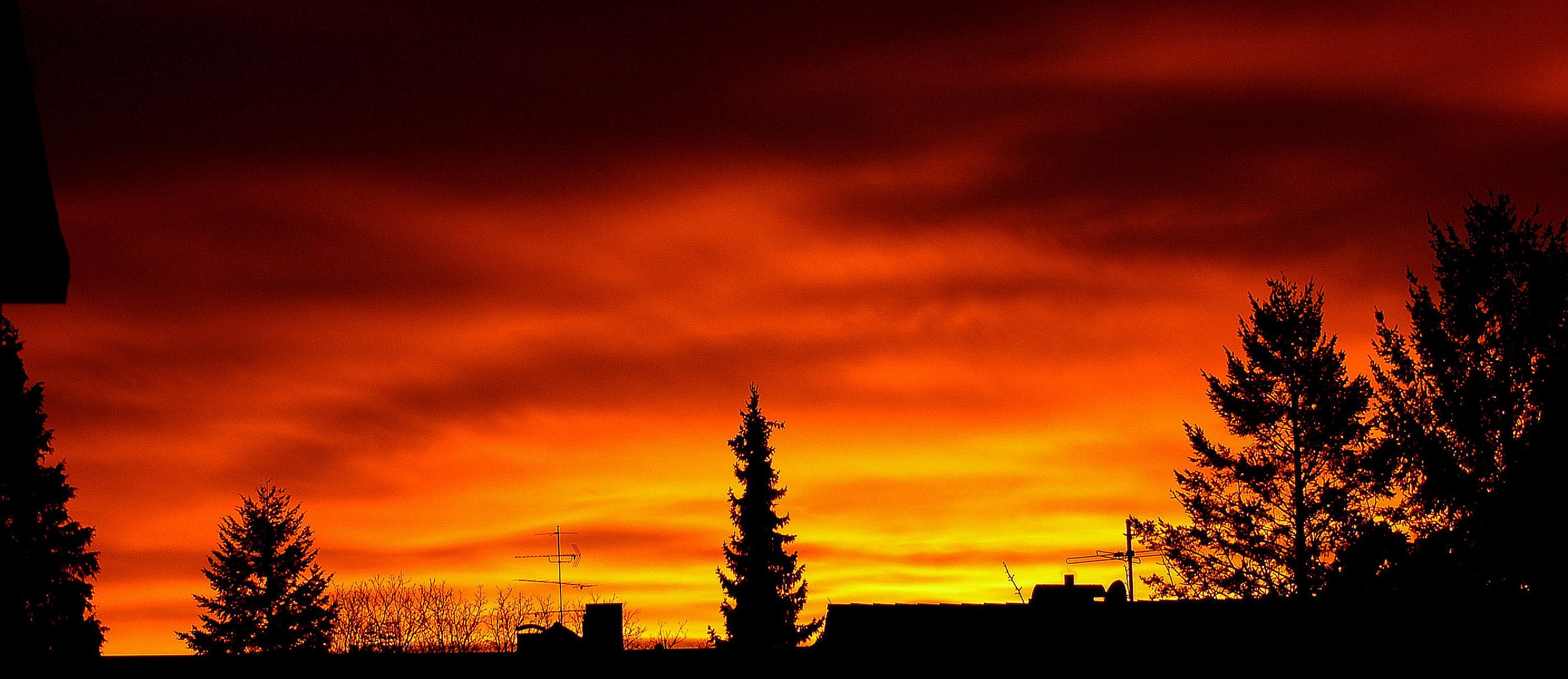 ``Der Himmel brennt`` ... vor einer Stunde fotografiert.