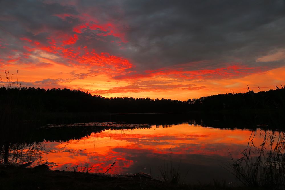 Der Himmel brennt zum Sonnenuntergang