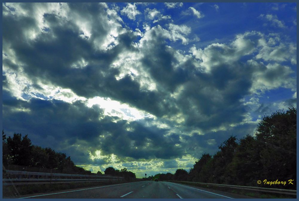 Der Himmel durch die Frontscheibe des Autos gesehen bei der Fahrt nach Hause