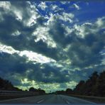 Der Himmel durch die Frontscheibe des Autos gesehen bei der Fahrt nach Hause