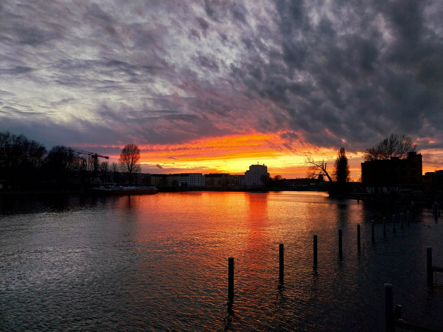 Der Himmel glüht über der Spree