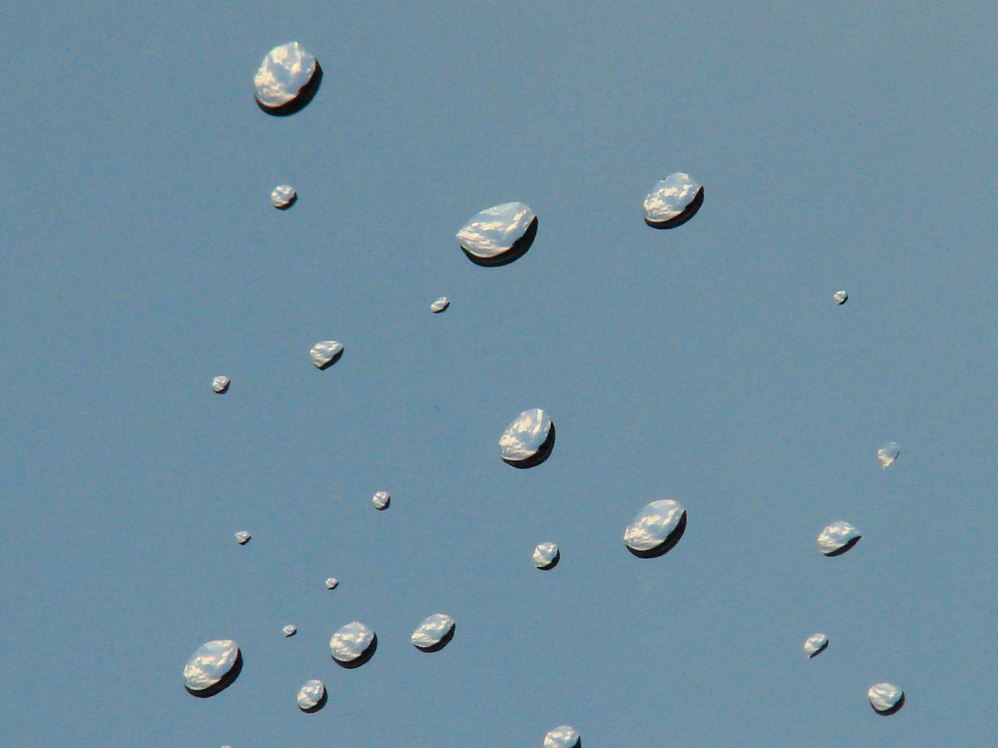 Der Himmel im Regentropfen gefangen