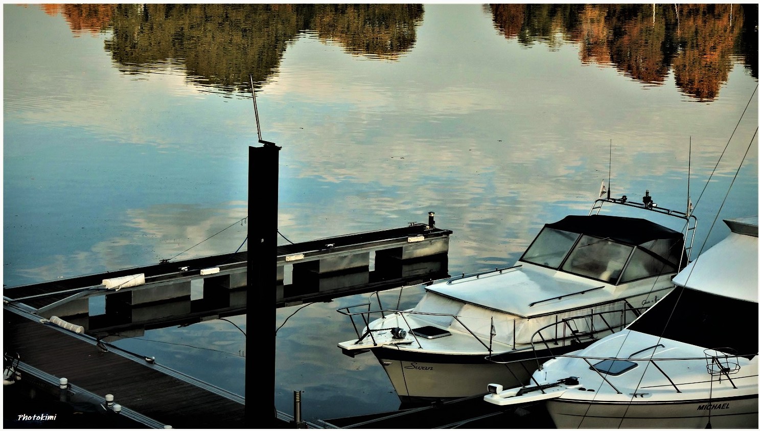 Der Himmel im Wasser des Bootshafens