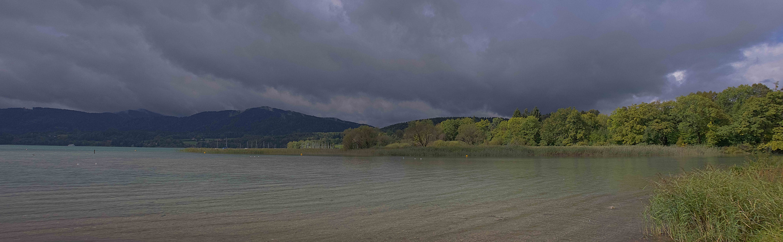 Der Himmel ist noch wolkenverhangen