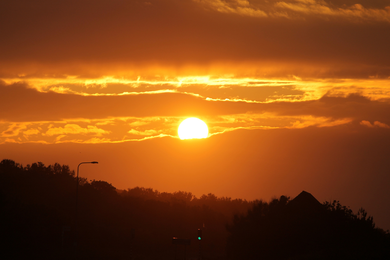 Der Himmel ist Orange, die Ampel Grün