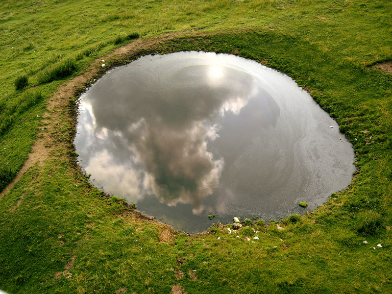 Der Himmel liegt in der Pfütze