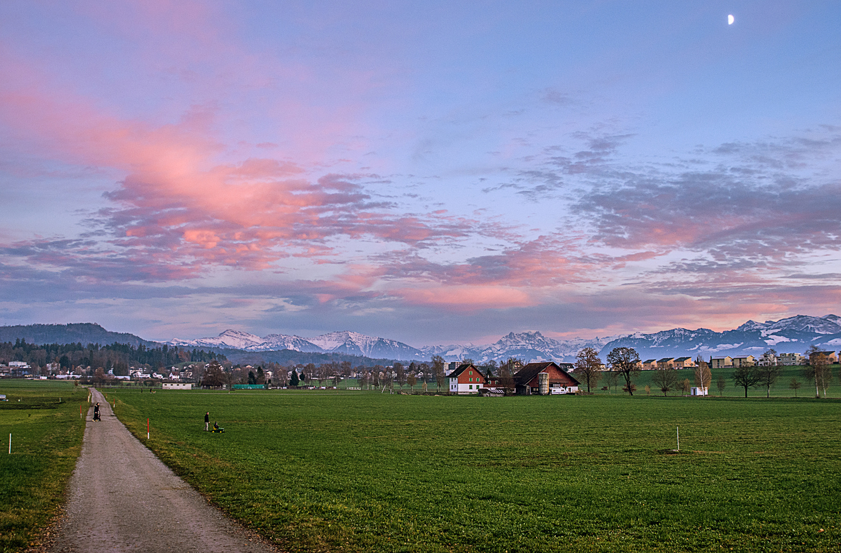 Der Himmel nimmt rötliche Farbe an