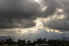 Der Himmel öffnet sich über Rosenheim