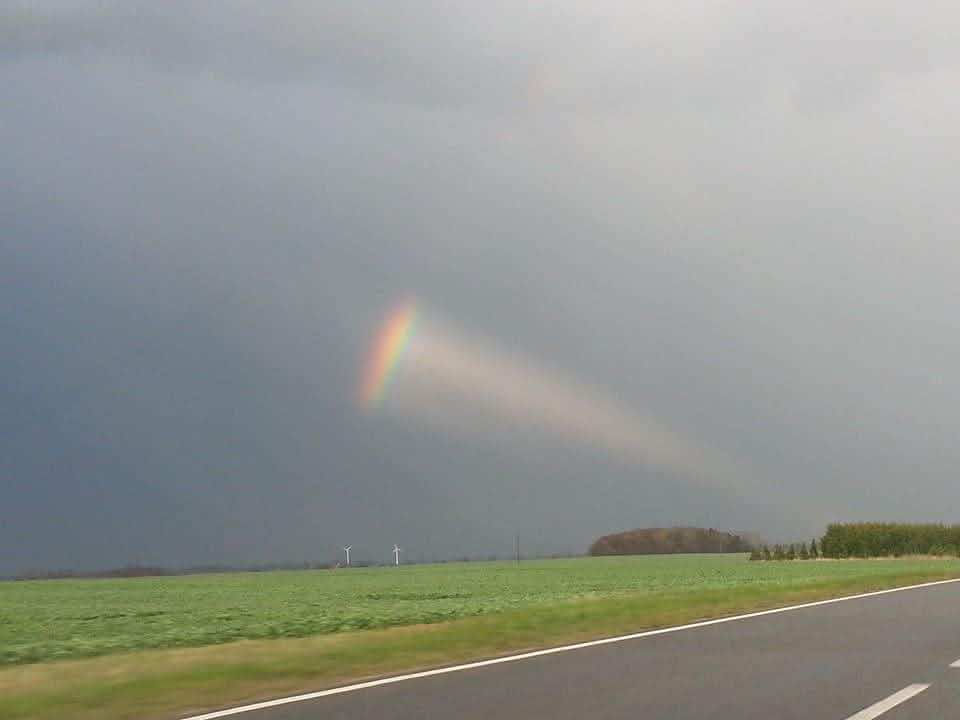 Der Himmel reißt auf. 