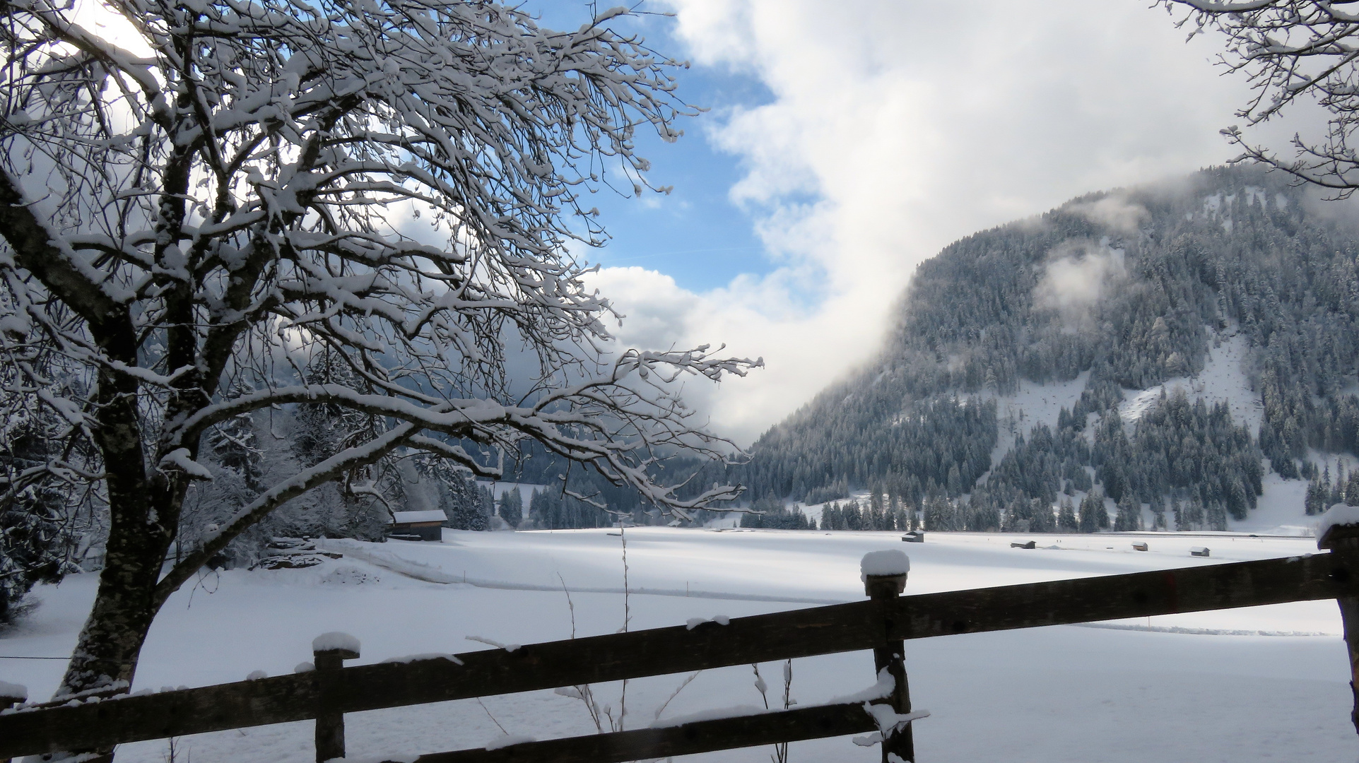 Der Himmel reißt auf.