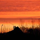 Der Himmel sieht beim Sonnenaufgang aus wie am See