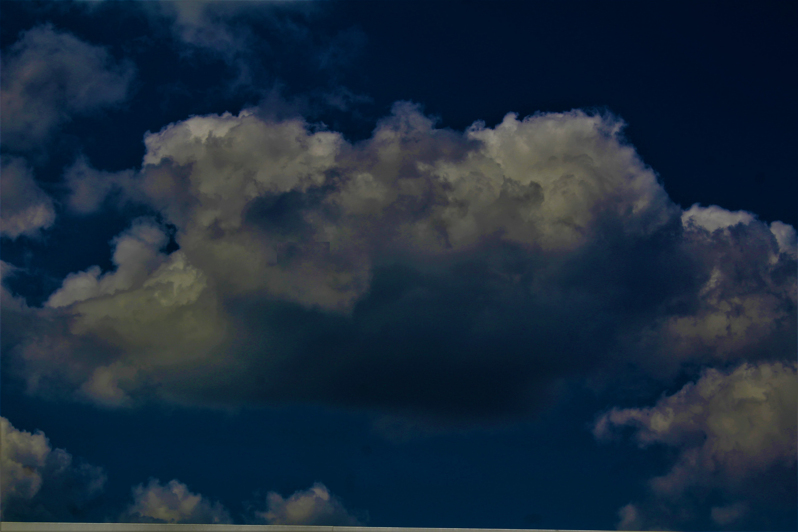 der Himmel so blau und riesig die Wolken