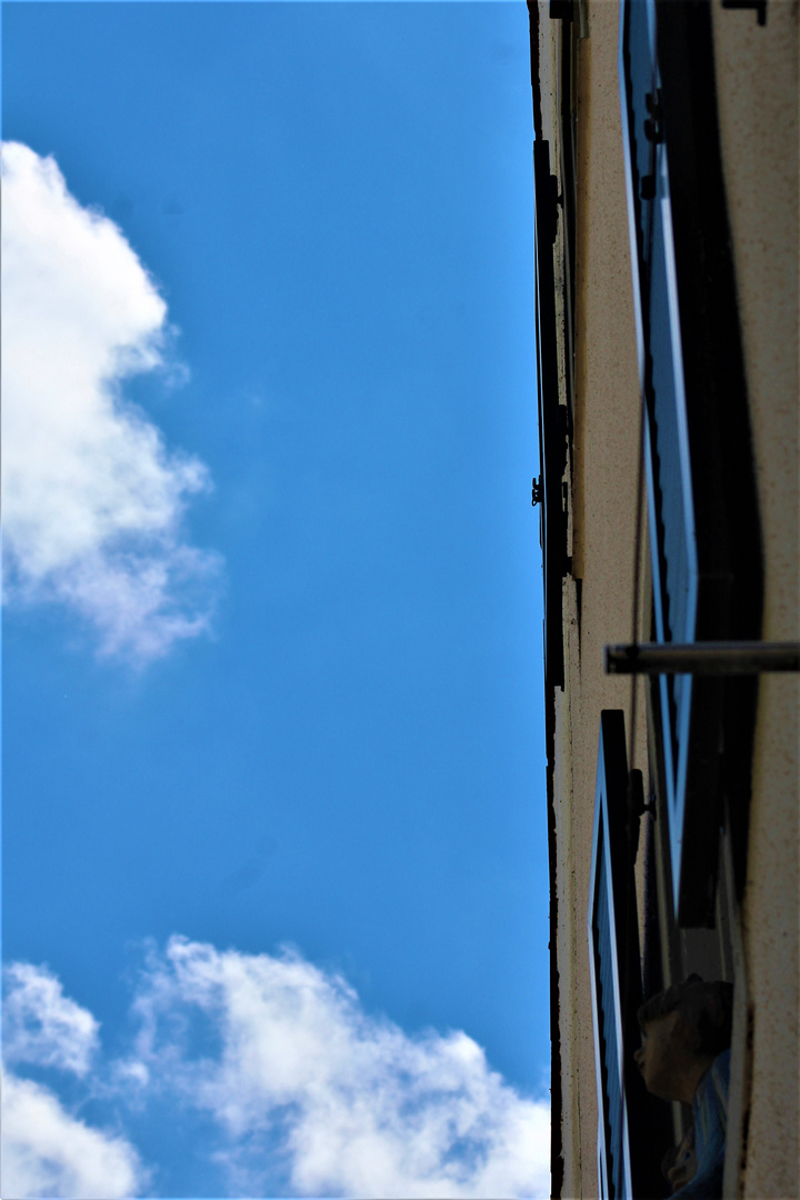 der Himmel so blau und vorbei ziehen Wolken