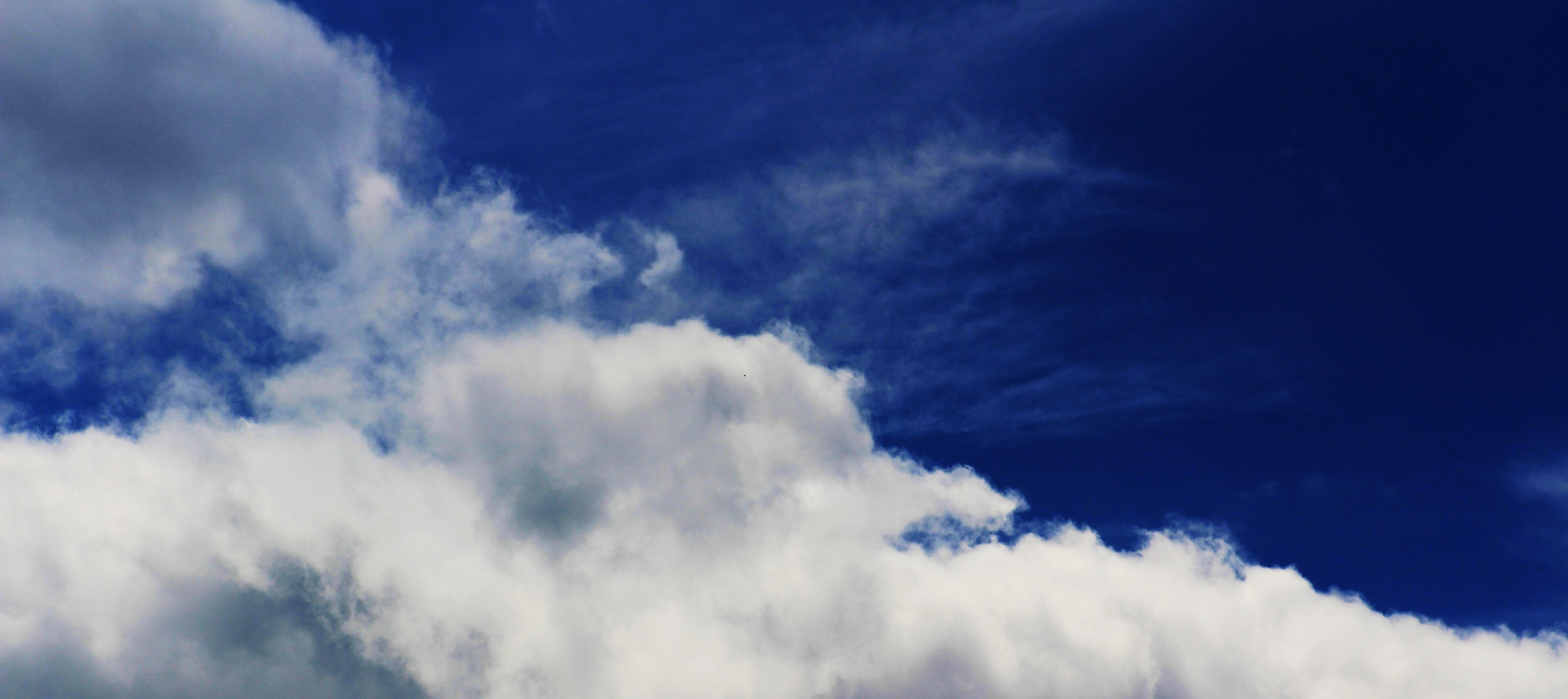 der Himmel so blau und weiss die  Wolken