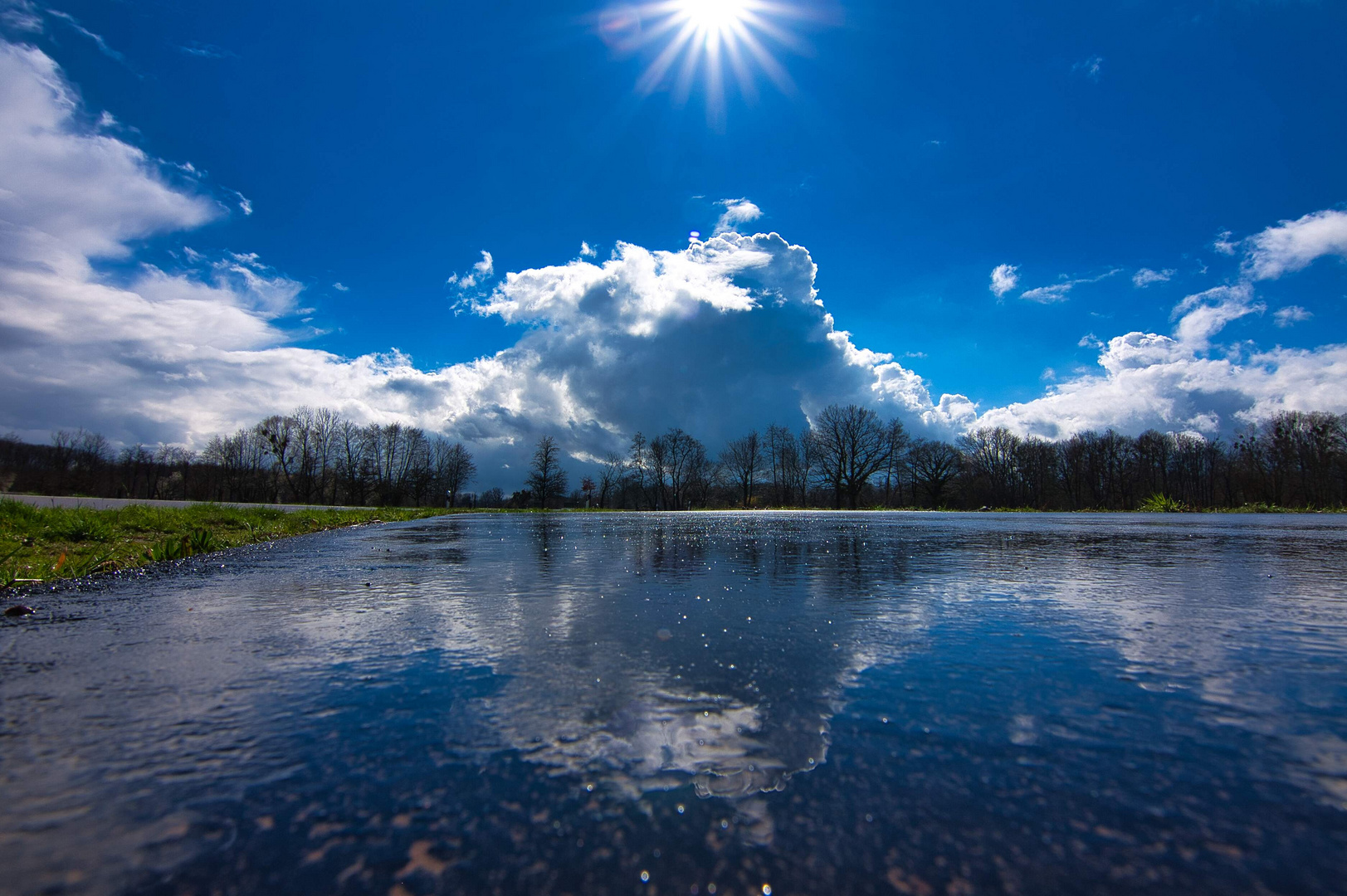 Der Himmel spiegelt sich im Asphalt