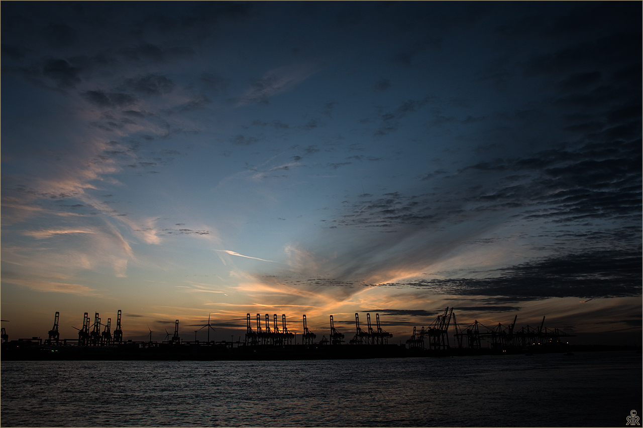 Der Himmel über dem Hamburger Hafen