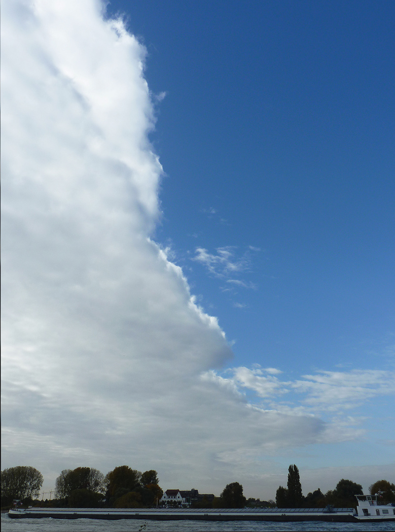 Der Himmel über dem Rhein