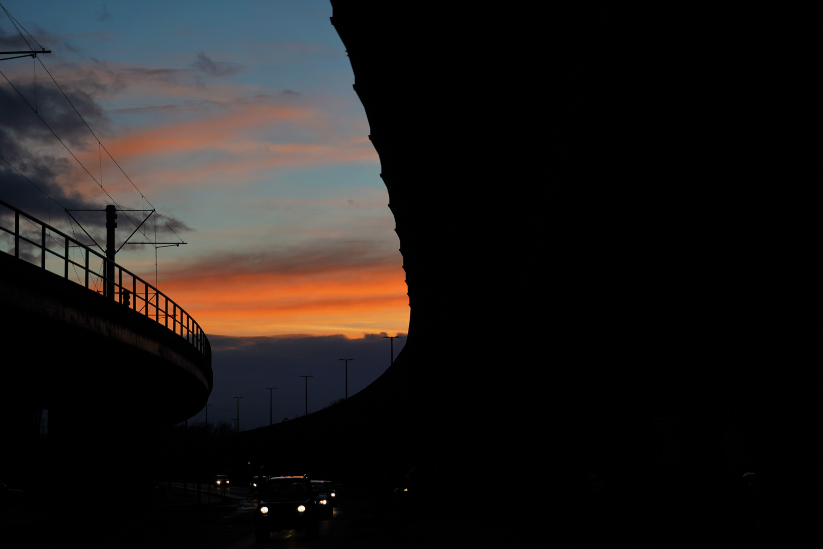 Der Himmel über der autogerechten Stadt