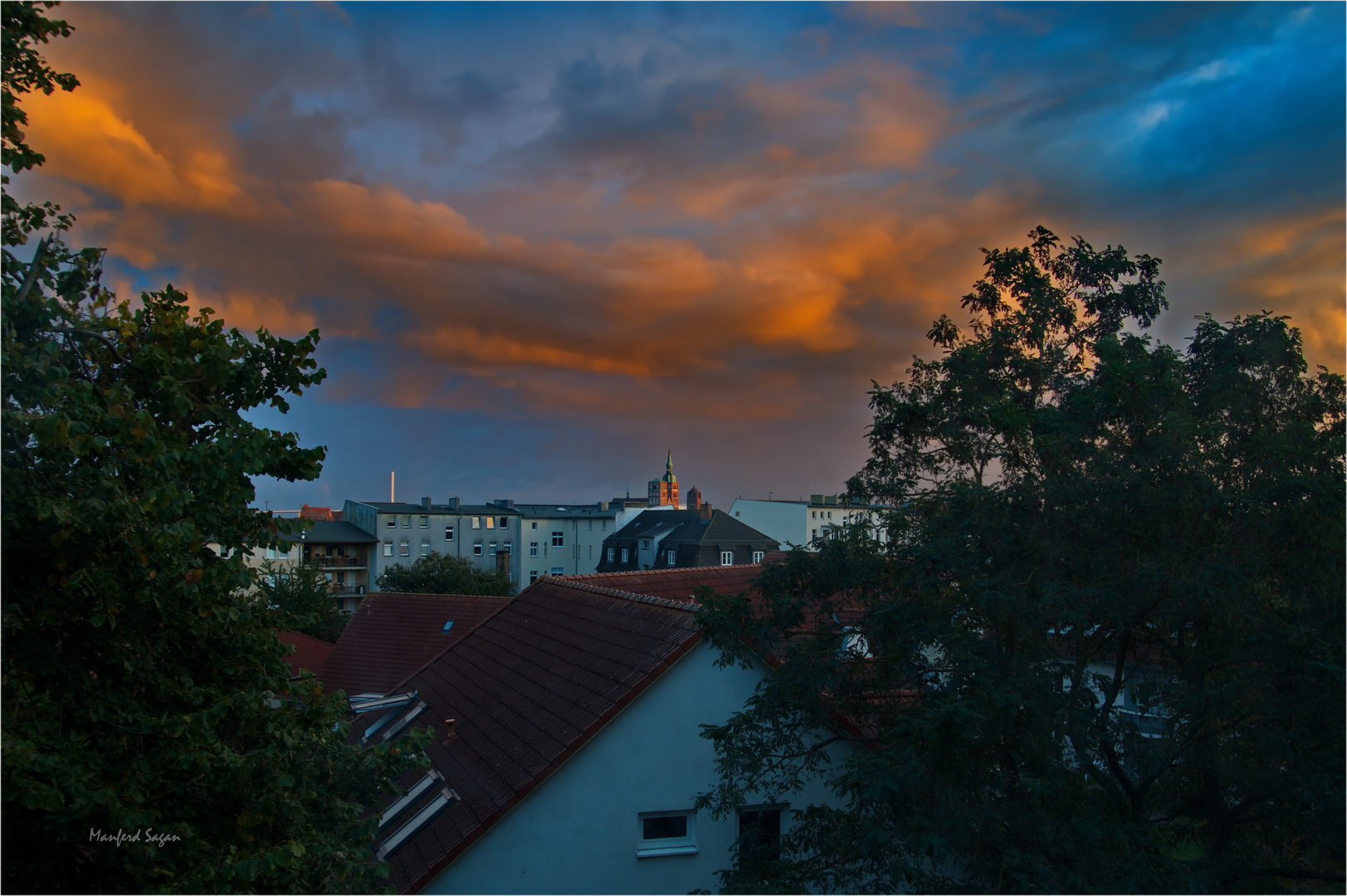 Der Himmel über der Hansestadt im Schein der untergehenden Sonne...