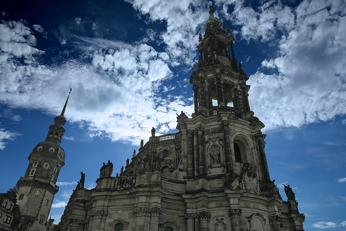 Der Himmel über der Hofkirche in Dresden