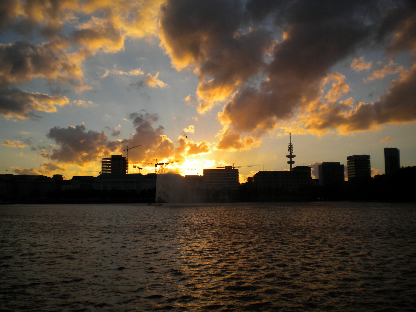 Der Himmel über Hamburg brennt