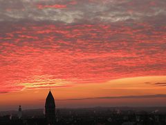 Der Himmel über Köln brennt.