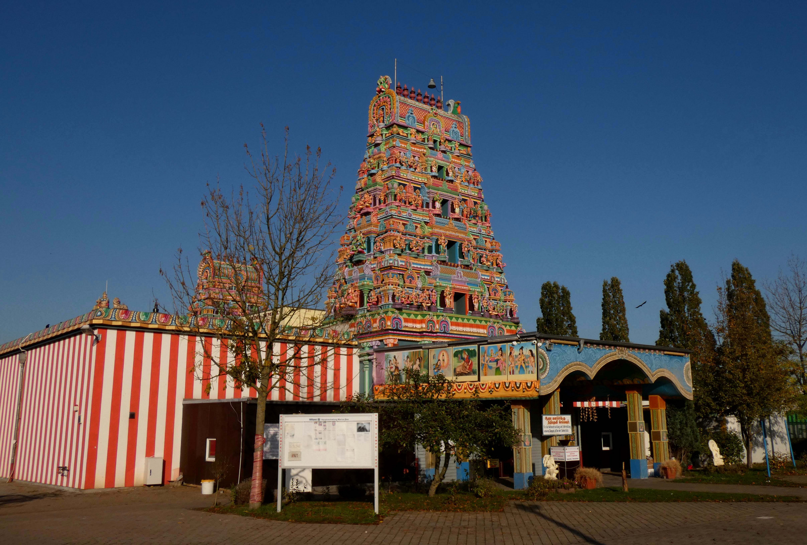 Der Hindutempel in Hamm-Uentrop im Morgenlicht