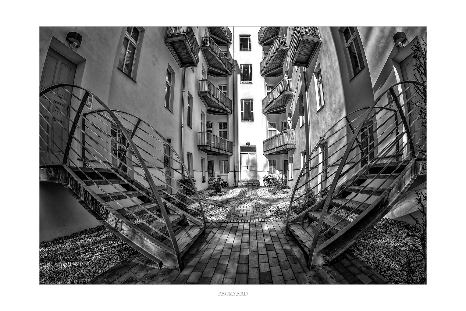 Der Hinterhof Foto & Bild | fassaden, architektur, treppen Bilder auf