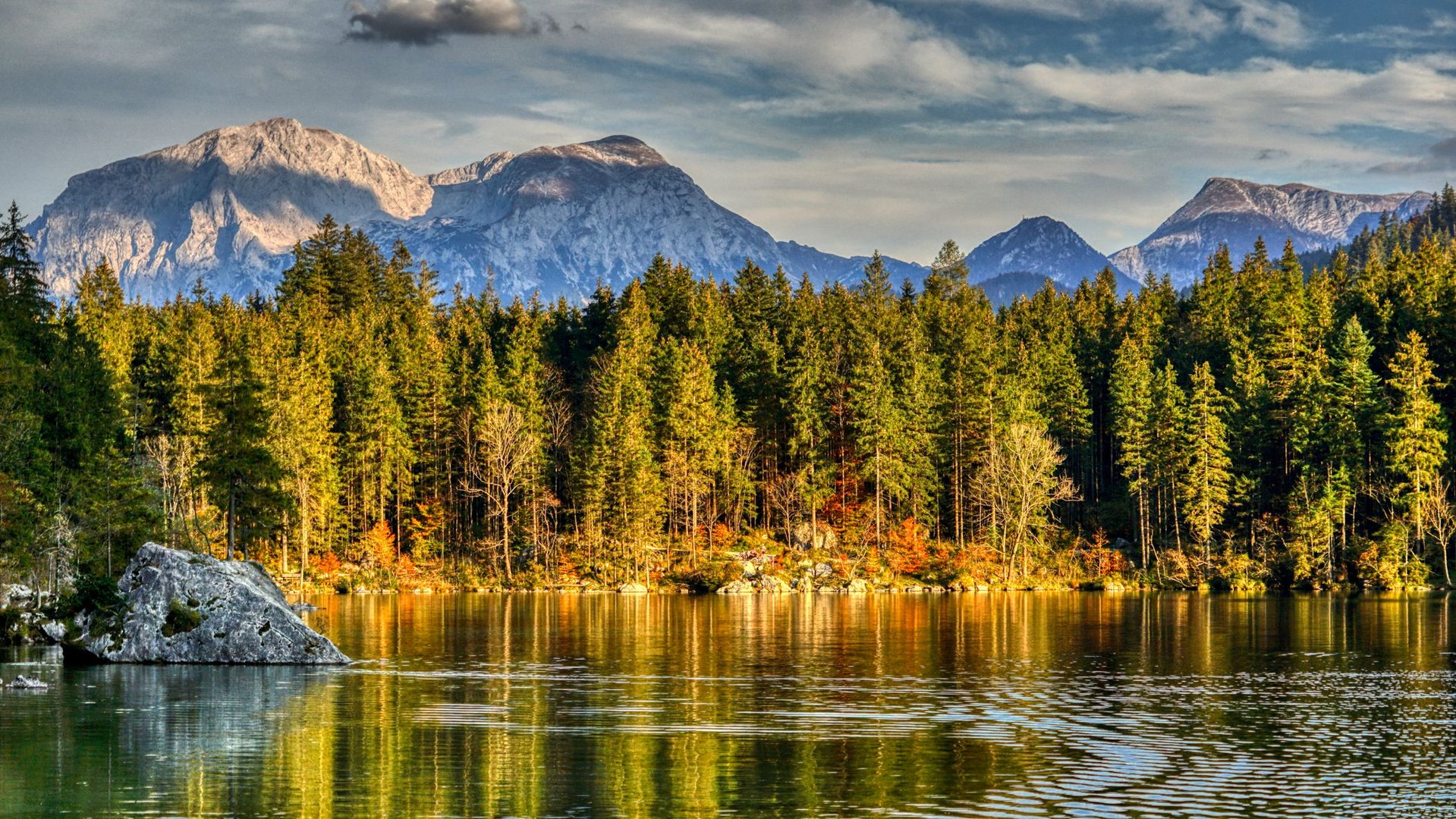 der Hintersee mit den Berchtesgadener Alpen