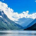 Der Hjørundfjord ist ein 35 Kilometer langer Nebenarm des Storfjords südlich von Ålesund.