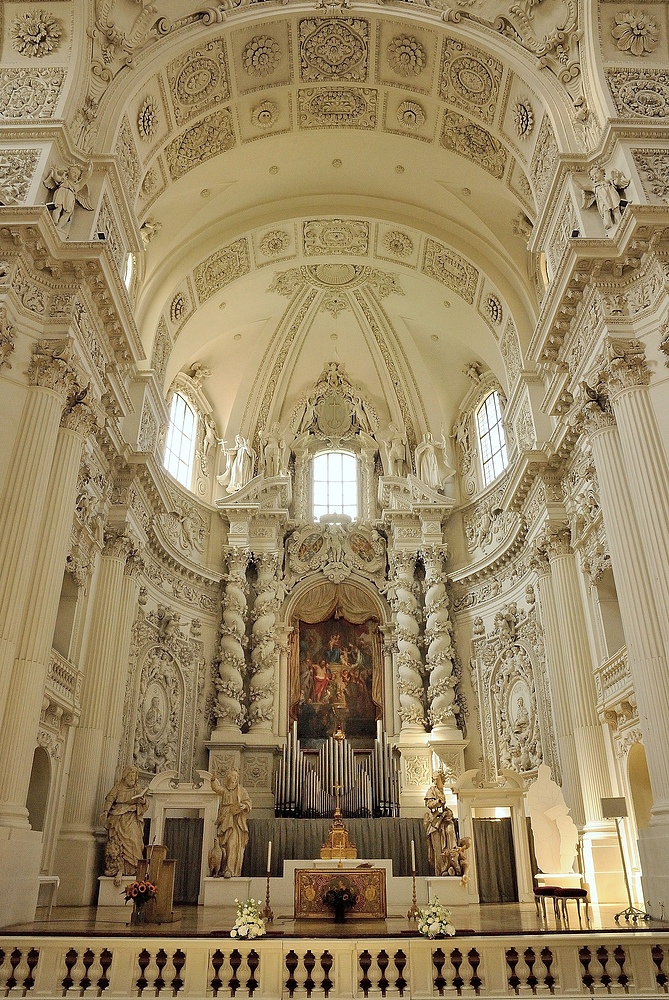 Der Hochaltar der Theatinerkirche (München).