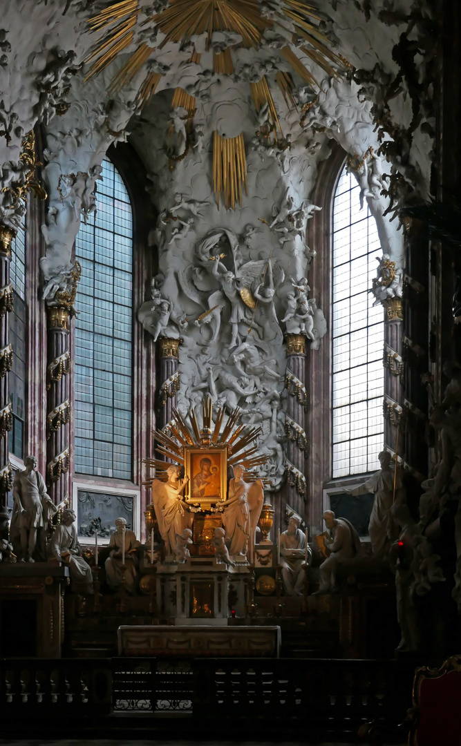 Der Hochaltar in der Michaelerkirche