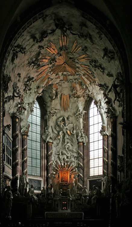 Der Hochaltar in der Michaelerkirche (2)