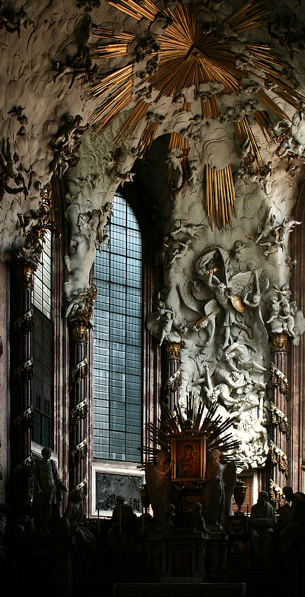 Der Hochaltar in der Michaelerkirche