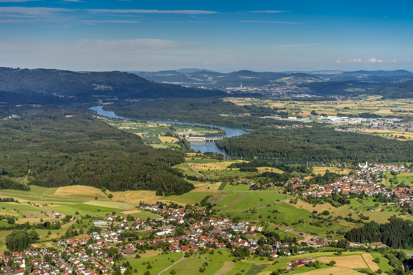 Der Hochrhein bei Rheinfelden - links Deutschland rechts die Schweiz