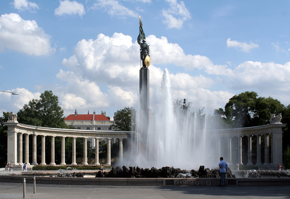 Der Hochstrahlbrunnen und das Heldendenkmal der Roten Armee