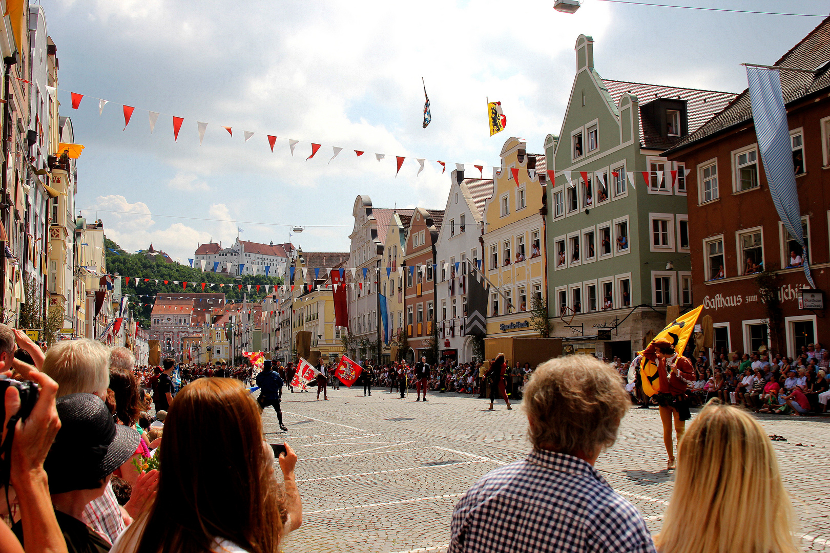 Der Hochzeitszug durch die Neustadt, mit Blick auf die Burg Trausnitz