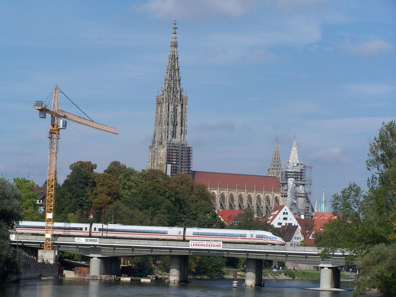 Der Höchste Kirchturm der Welt das "Ulmer Münster" hinter der neuen Eisenbahnbrücke