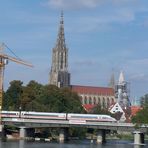 Der Höchste Kirchturm der Welt das "Ulmer Münster" hinter der neuen Eisenbahnbrücke
