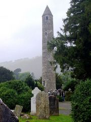 Der höchste und besterhaltenste Roundtower Irlands steht in Glendalough